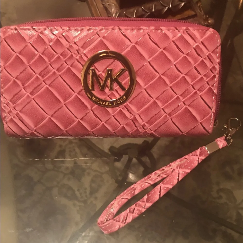 😍Michael Kors Pink Quilted Wallet